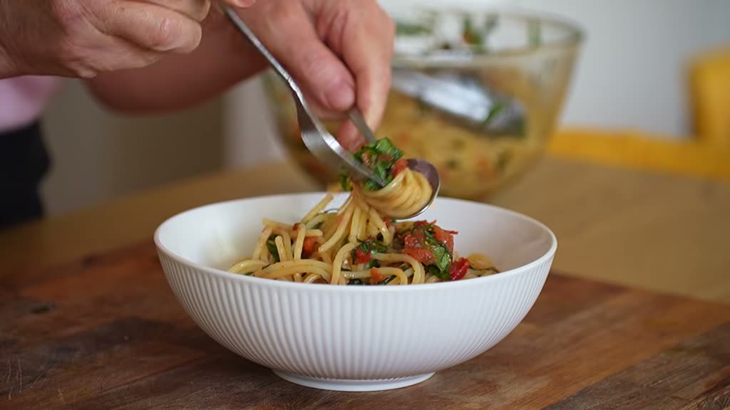 Fresh Tomato and Basil Spaghetti 的影片縮圖